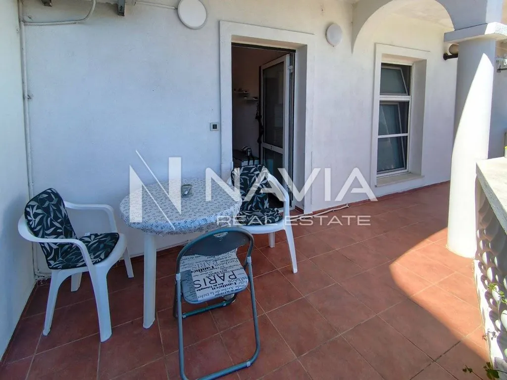 Terrasse - Two-Bedroom Apartment with Terrace in Pakoštane