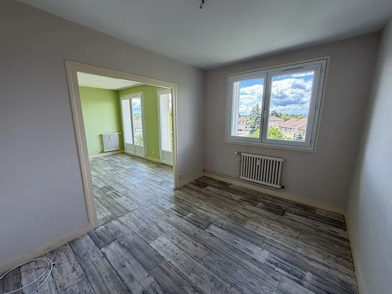 Stanze - 3-Bed Flat with Balcony in Feurs