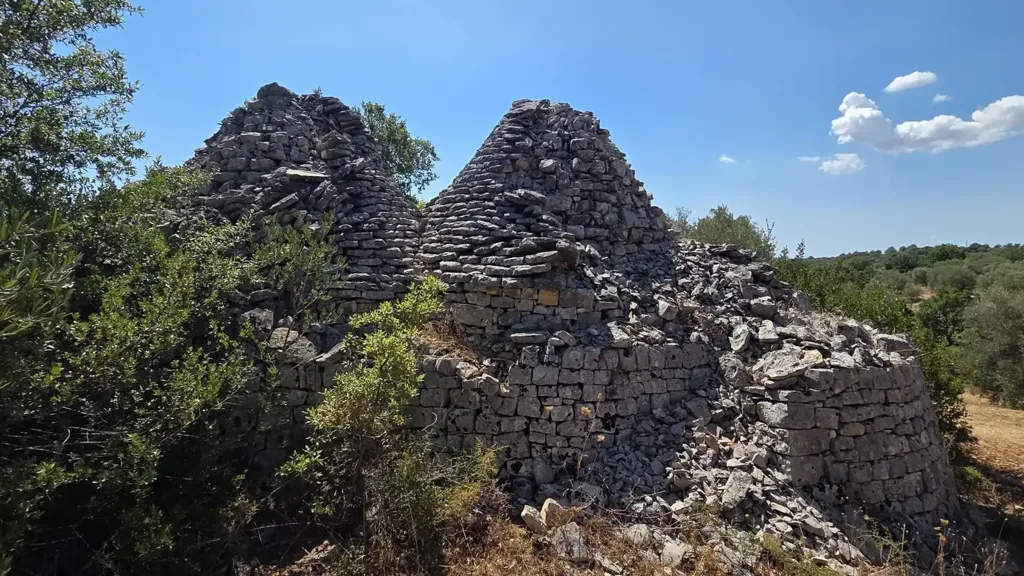 Jardin - Trullo Complex for Renovation in Cisternino