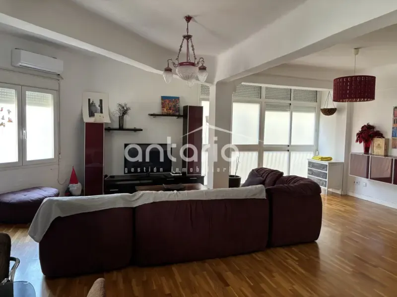 Soggiorno - Corner Flat with Large Windows in San Juan
