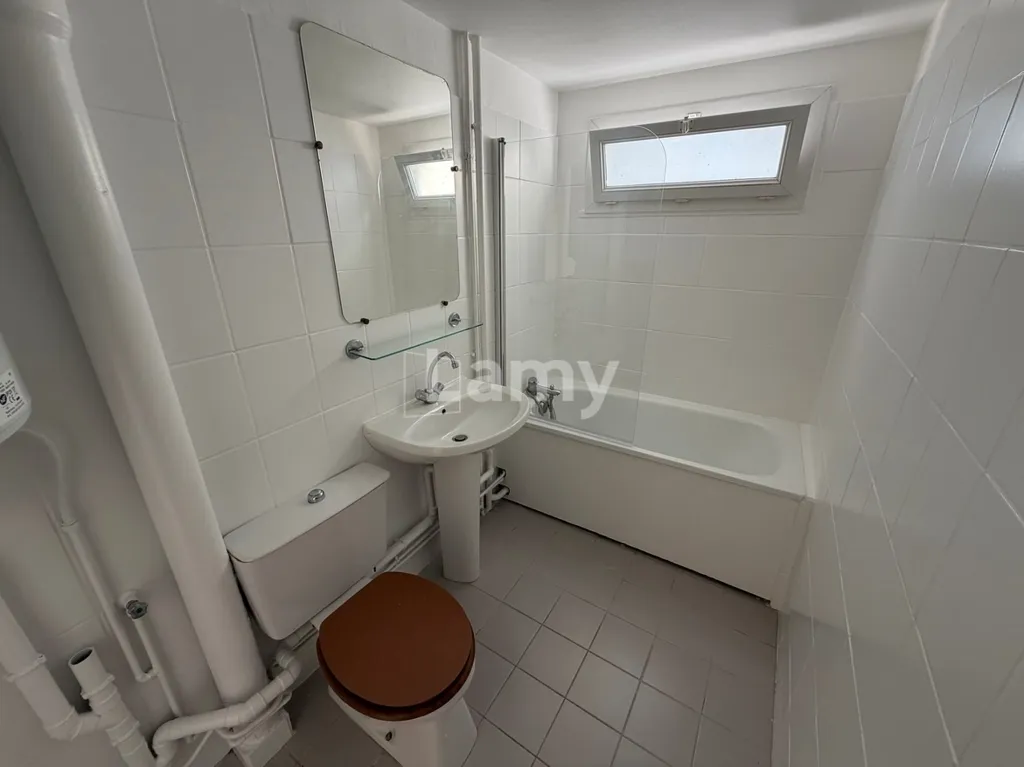 Vannitoad - Renovated 2-Bedroom Apartment in Chantilly