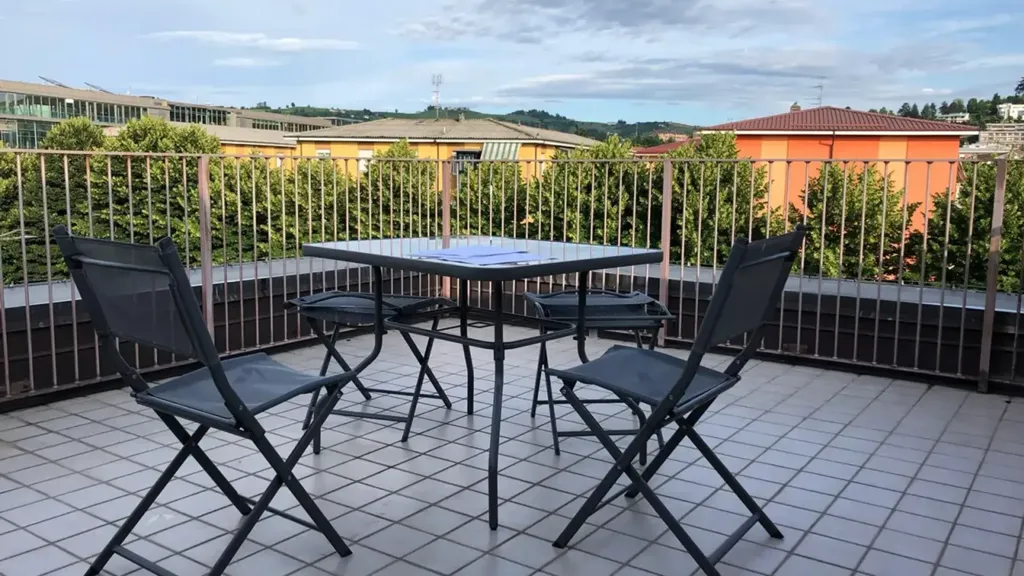 Terrasse - Modern Apartment with Panoramic Terrace in Alba