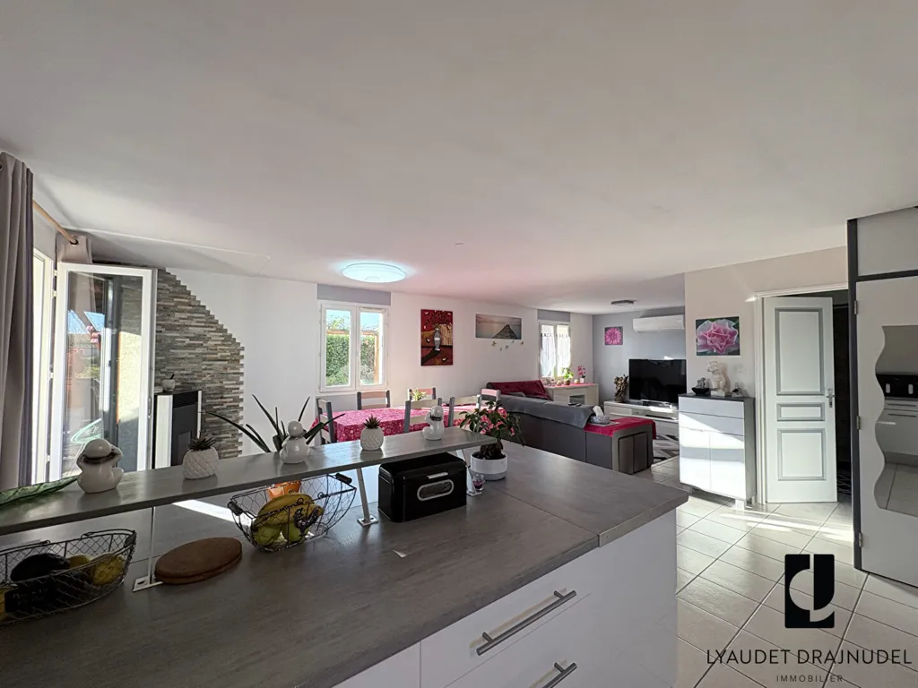 Cuisine - Maison avec Jardin Paysagé et Piscine à Renaison