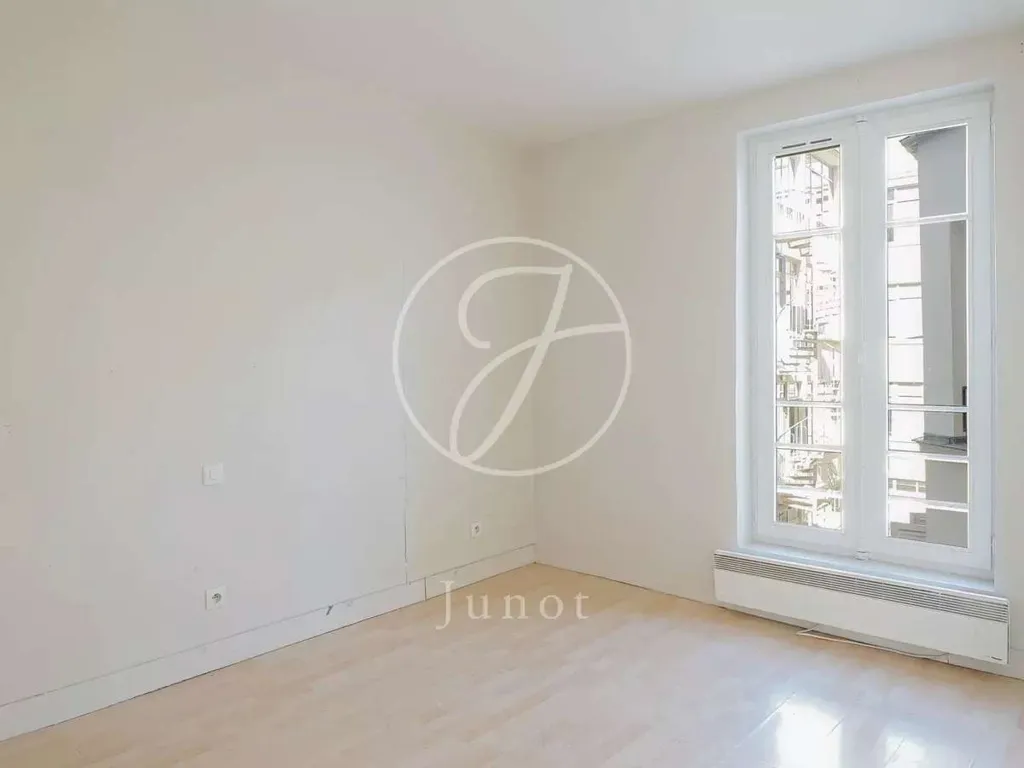 Rooms - 4-Piece Apartment with Courtyard View in Paris 75011