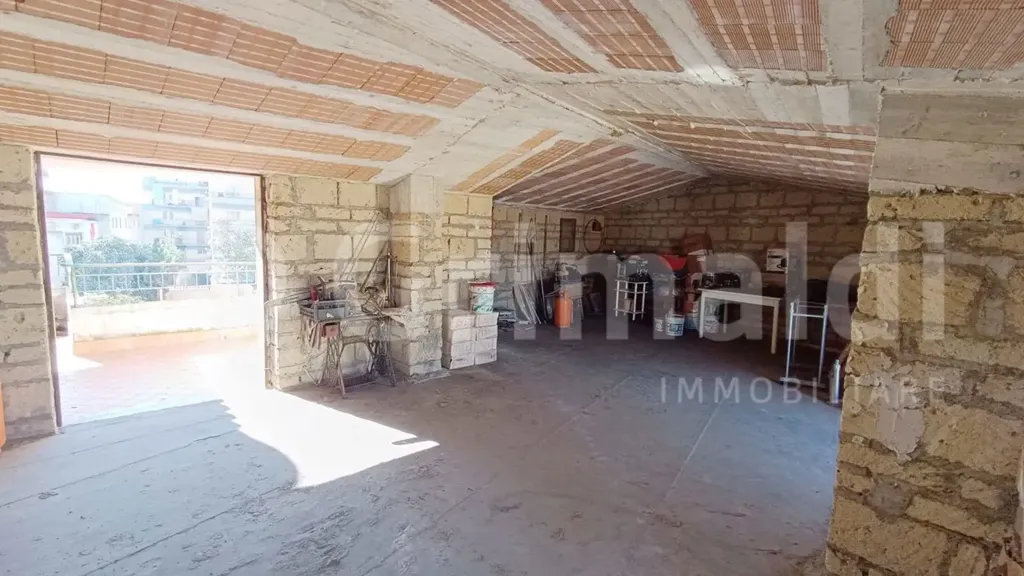 Garage - Loft with Potential in Brusciano