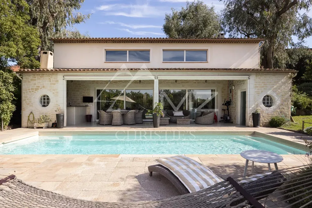 Piscine - Villa Contemporaine avec Piscine à Cannes