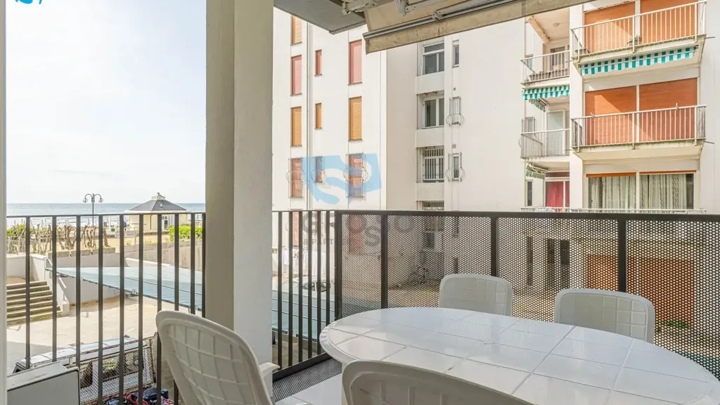 Balcon - Seafront Apartment with Private Beach in Jesolo