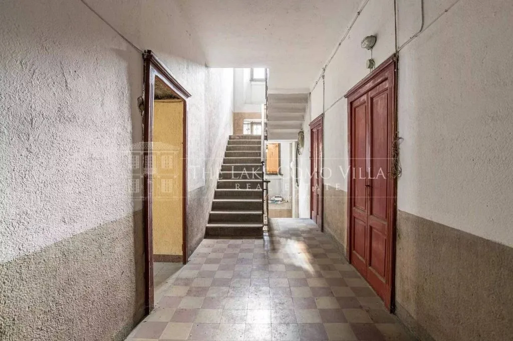 Entrée - Lakefront Building for Renovation in Lezzeno