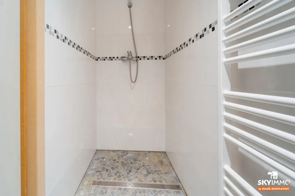 Salles de bain - Maison Neuve avec Balcon et Garage à Serain
