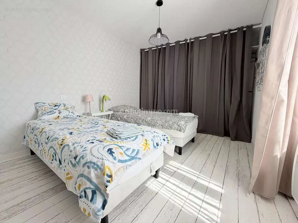 Chambres - Appartement Lumineux avec Fenêtres de Toit à Auray