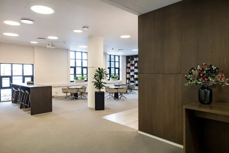 Söögituba - Warehouse-Style Office with Harbour View in Copenhagen
