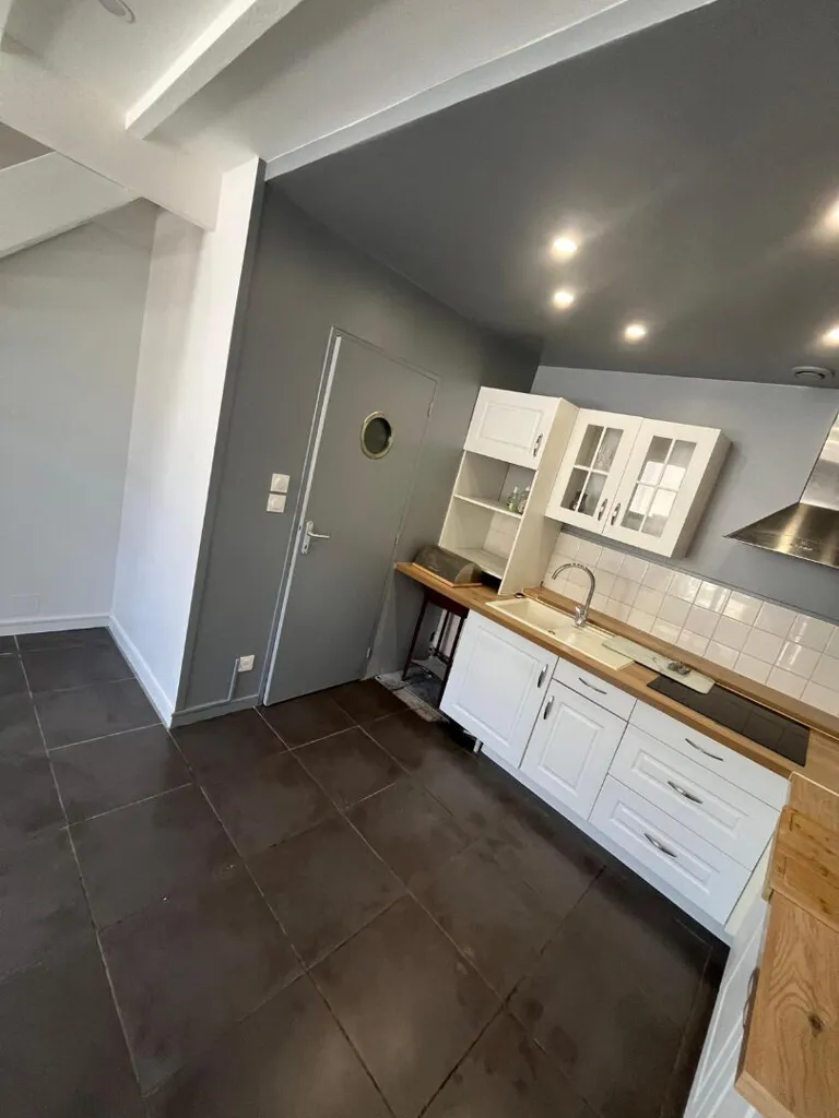 Kitchen - Triplex Apartment with Courtyard View in Compiegne