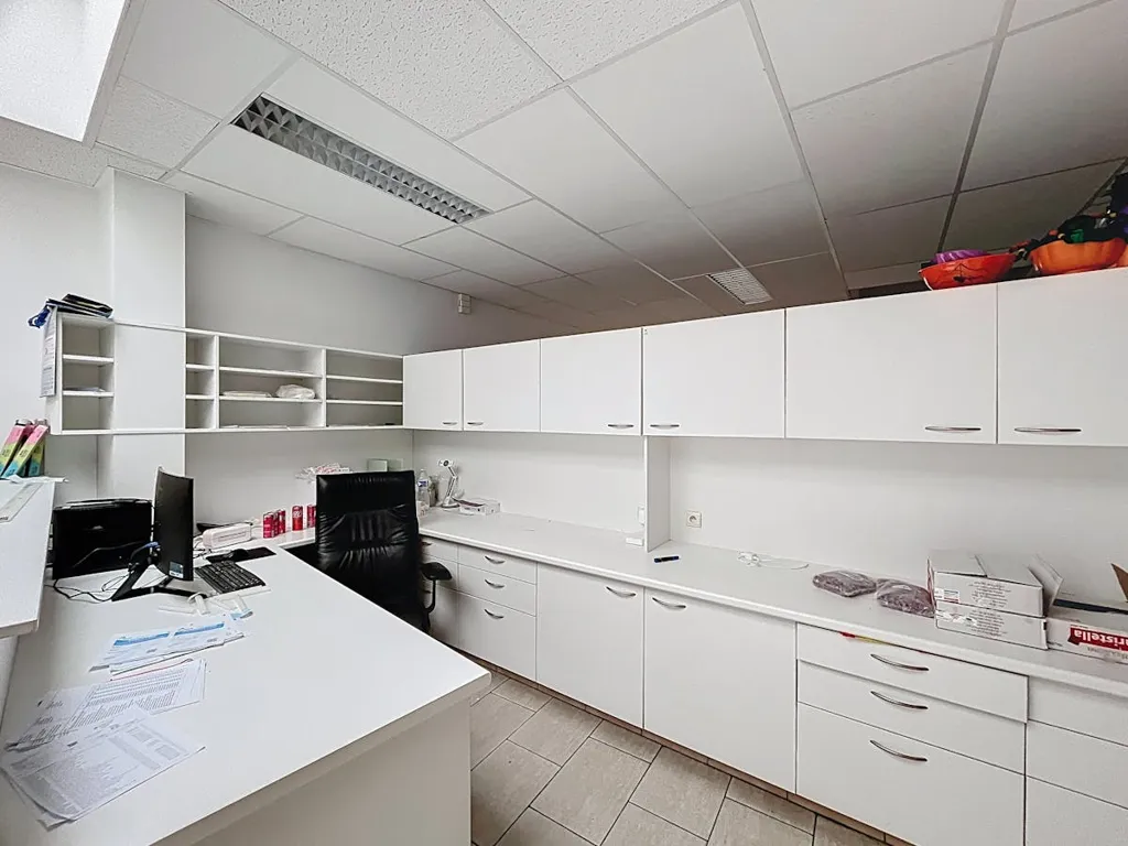 Kabinet - Commercial Space with Large Frontage in Brussels