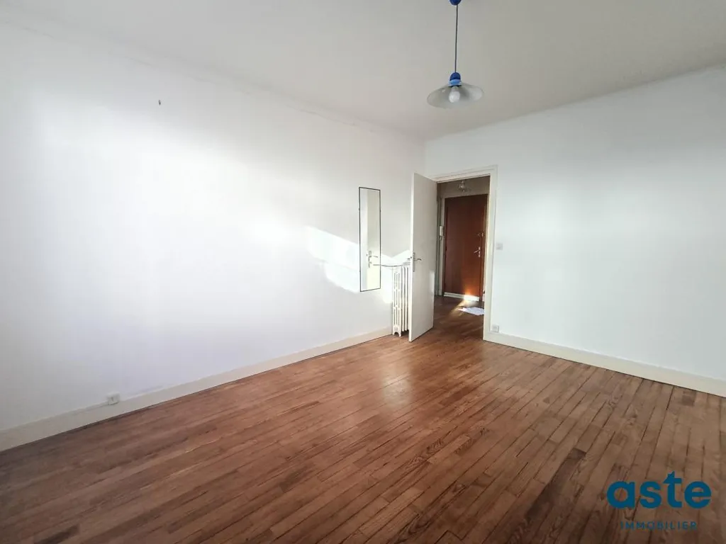Rooms - 3-Bedroom Apartment with Potential in Brest's Triangle d'Or