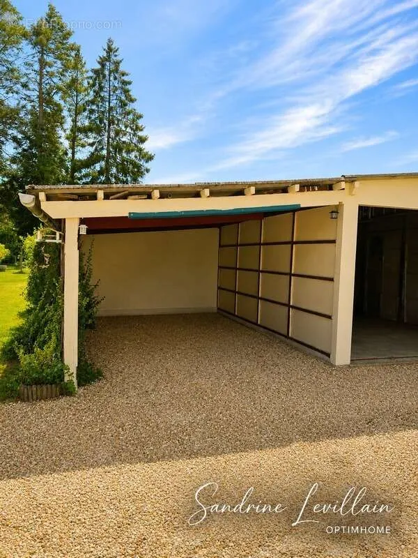 Garaaž - Spacious Detached House with Garden in Beaumont-le-Roger