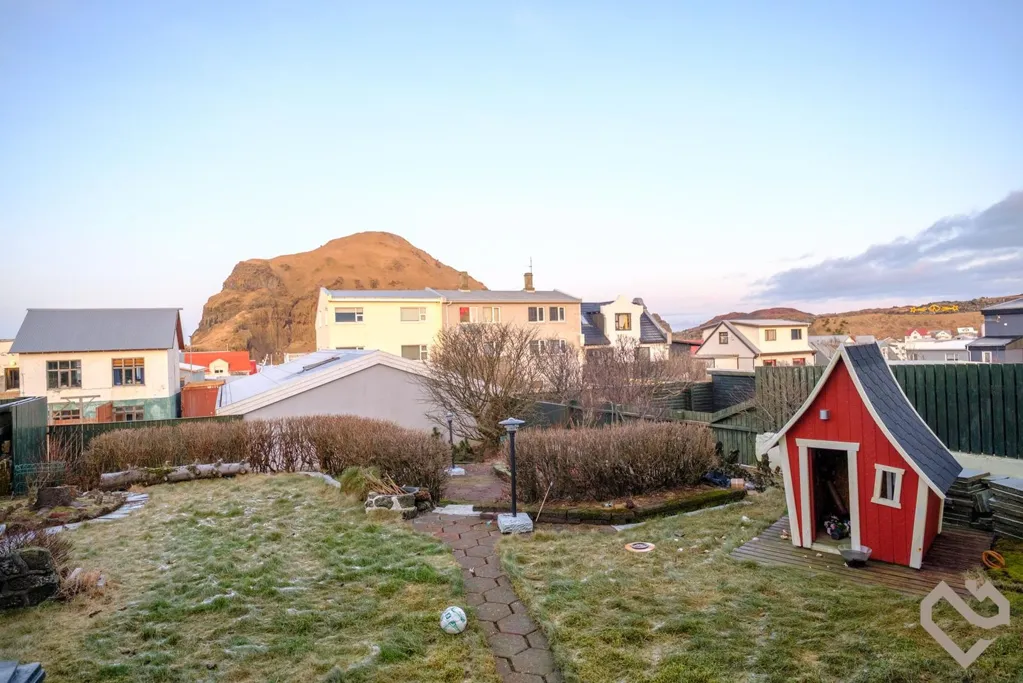 Giardino - Three-Storey House with Unique View in Vestmannaeyjar