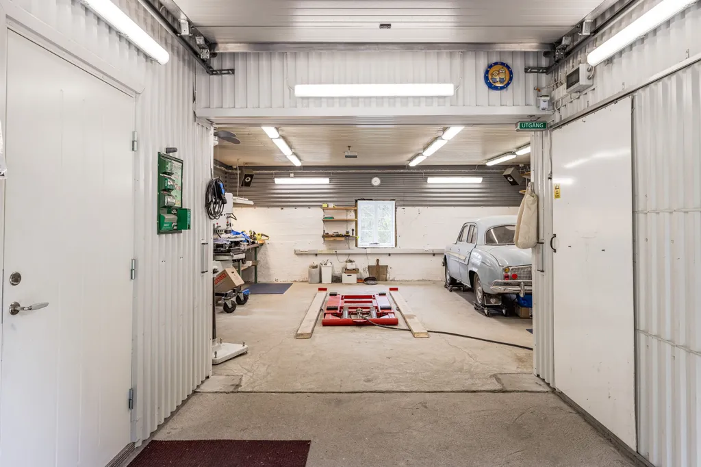 Garage - Historic Villa with Forest View in Västloning