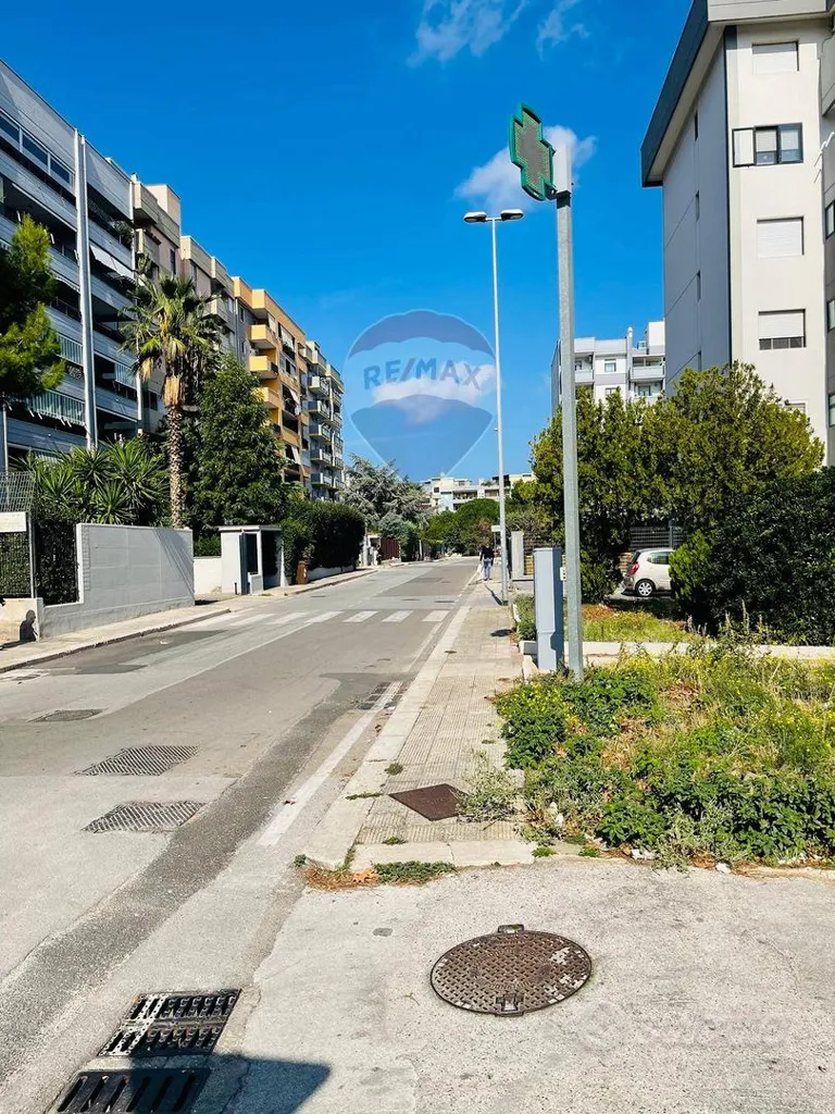 Commercial Space with Outdoor Area in Bari
