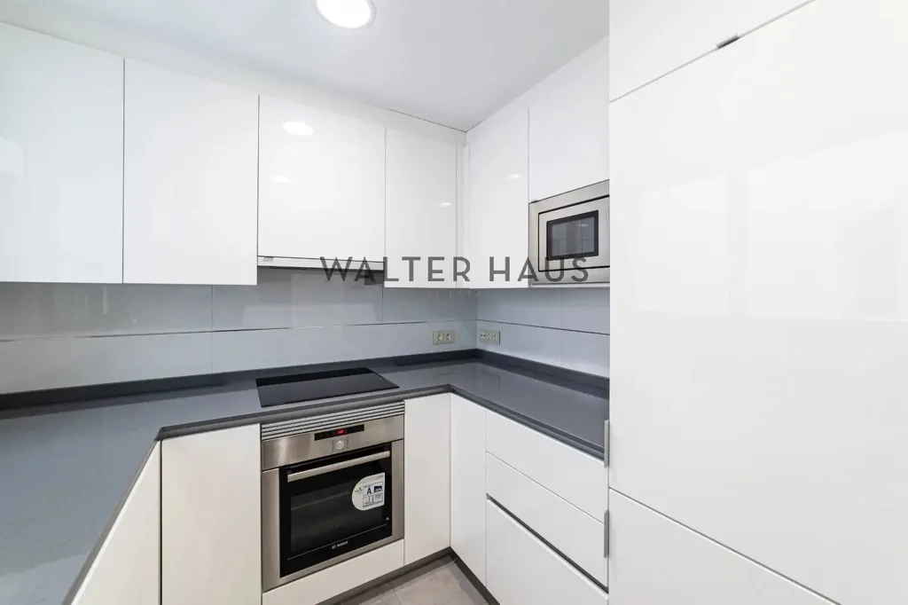 Cuisine - Modern Apartment with Solar Panels in Chamberí, Madrid