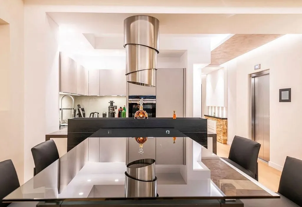 Söögituba - Apartment with Balcony in Paseo de Eduardo Dato, Madrid