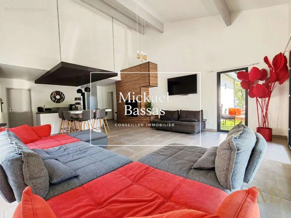 Séjour - Villa Contemporaine avec Piscine à Rigarda