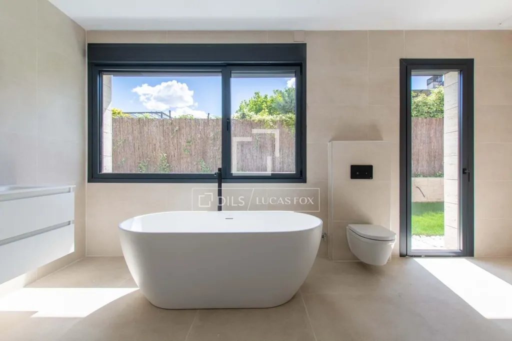 Bathrooms - Chalet with Pool in Las Lomas, Boadilla del Monte