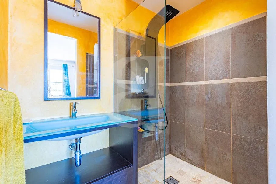 Salles de bain - Maison Contemporaine avec Piscine à Ménerbes