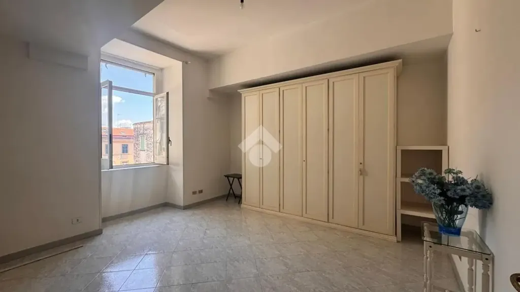 Pièces - Multistorey Apartment with Central Location in Naples