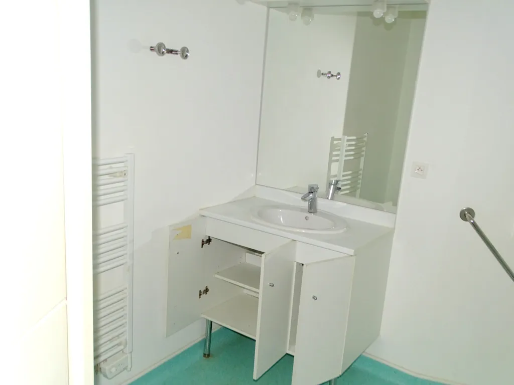 Baños - Senior Residence Flat with Balcony in Wasquehal