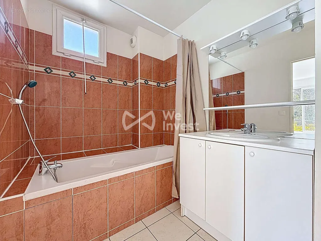 Vannitoad - 2-Bedroom Apartment with Balcony in Vaujours