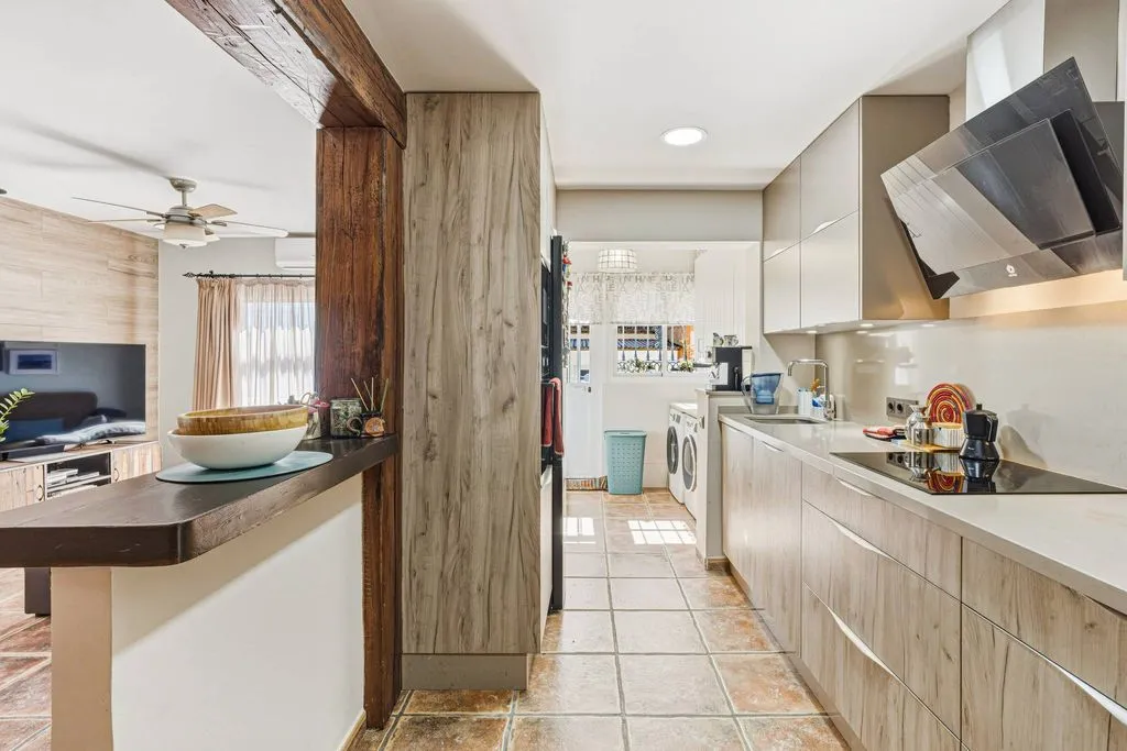 Cuisine - Corner Semi-detached with Pool in Las Lagunas