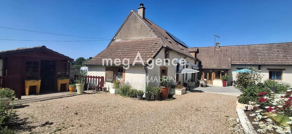 House with Pool in Genouilly