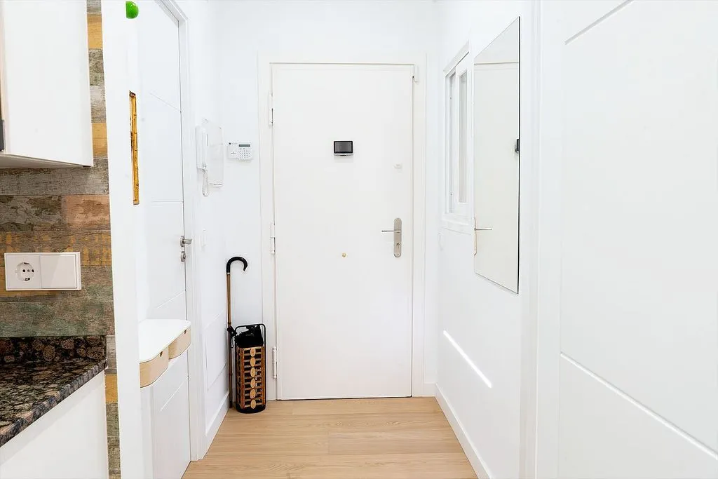 Entrée - Fully Renovated Flat with Balcony in Trafalgar