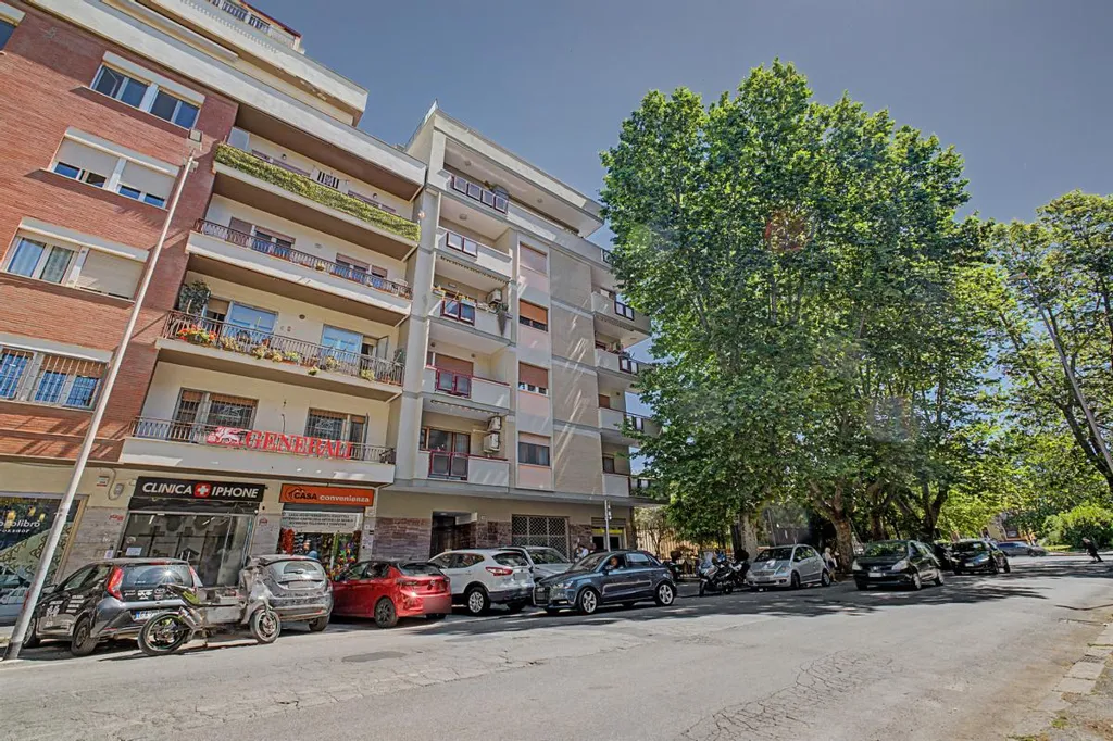 Välivaade - Triplex with Balcony in Ostia, Rome