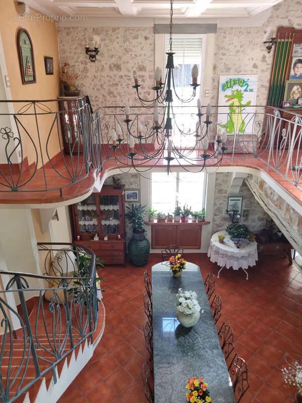Söögituba - Large Property with Garden in Bruyères-le-Châtel