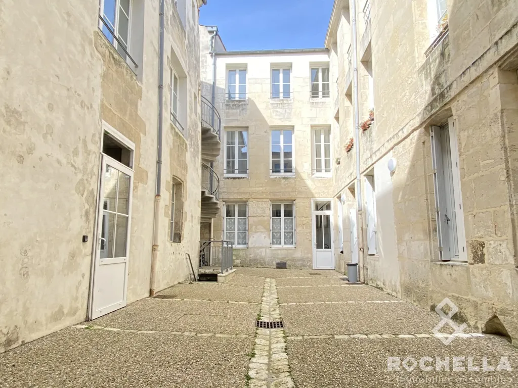 Aed - City Centre Flat with Parking in Rochefort