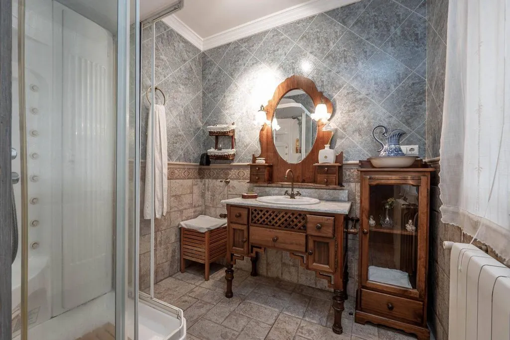Bathrooms - Historic Palatial House with Pool in Ogíjares