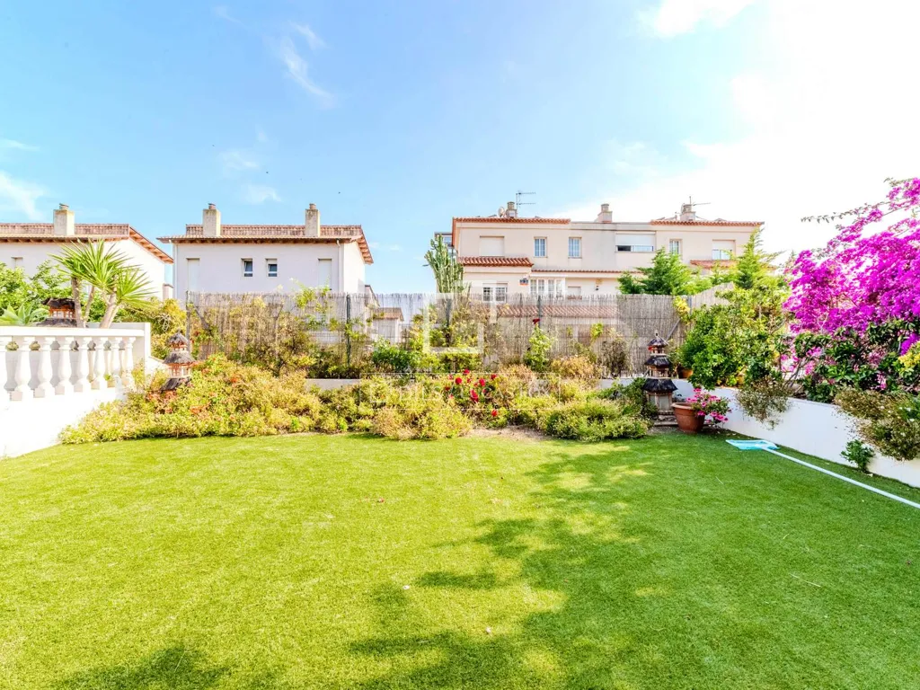 Aed - Six-Bedroom House with Pool in Levantina