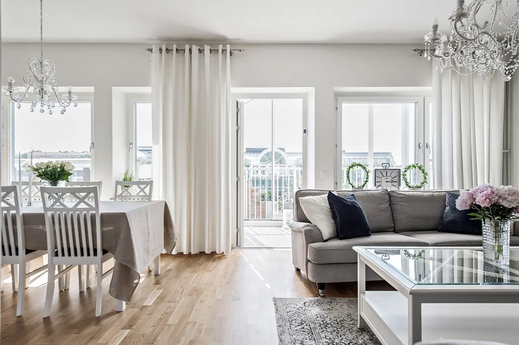 Dining Room - Apartment with Glass Balcony in Grimmered