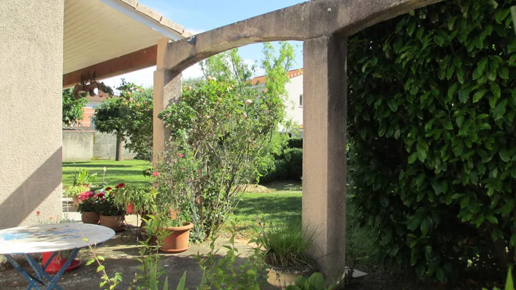 Jardin - Villa de Plain-Pied avec Garage à Auterive