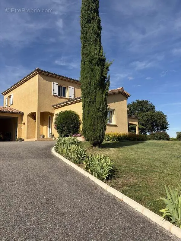 Extérieur - Villa Traditionnelle avec Piscine à Chomérac