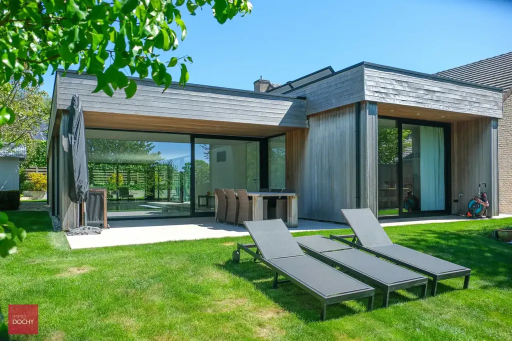 Terrass - Spacious Villa with Indoor Pool in Suburb