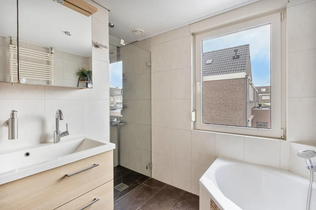 Salles de bain - Spacious Semi-detached House with Garden in Blerick