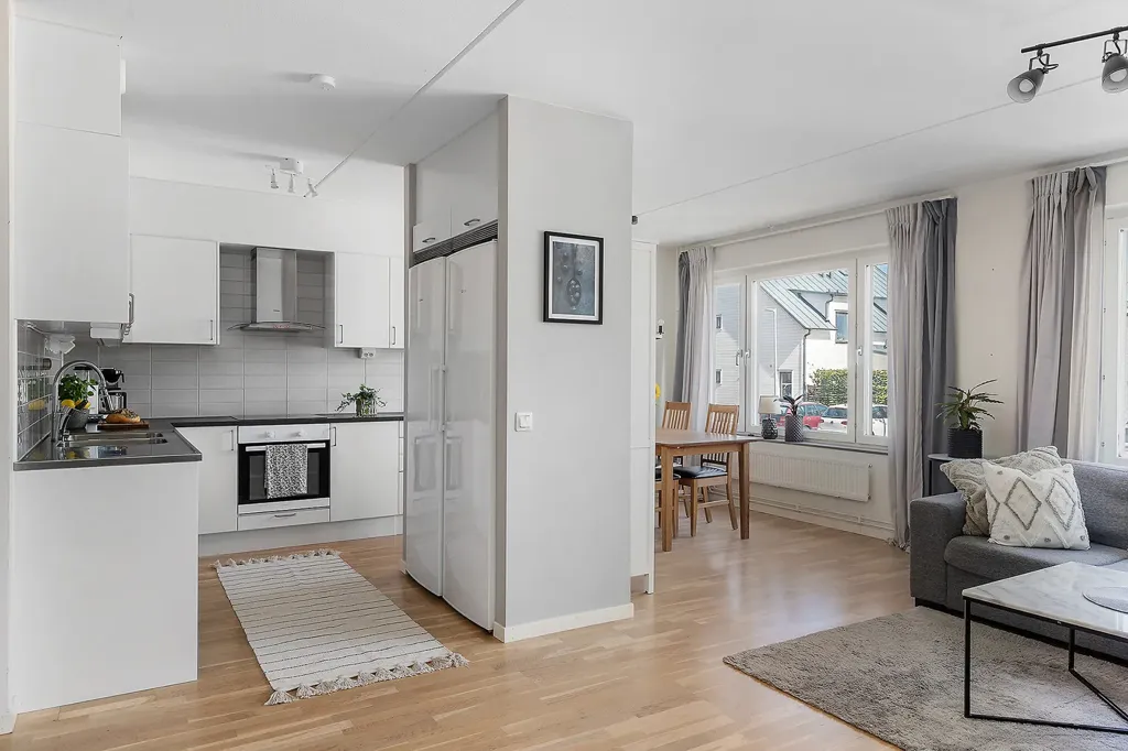 Cuisine - Spacious Three-Bedroom Flat with Garden in Björkris
