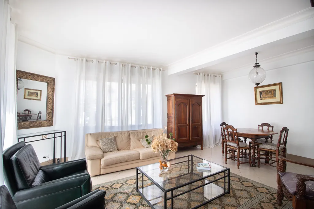 Soggiorno - Fully Furnished Apartment with Large Windows in Bordeaux