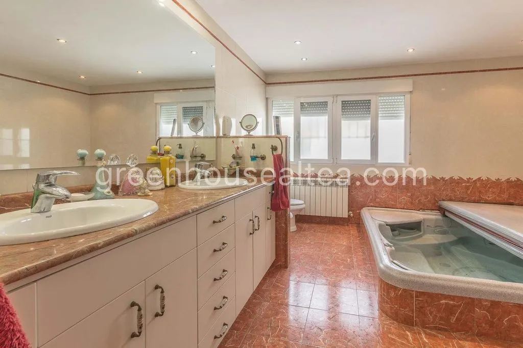 Bathrooms - Luxury Villa with Pool in L'Alfàs del Pi