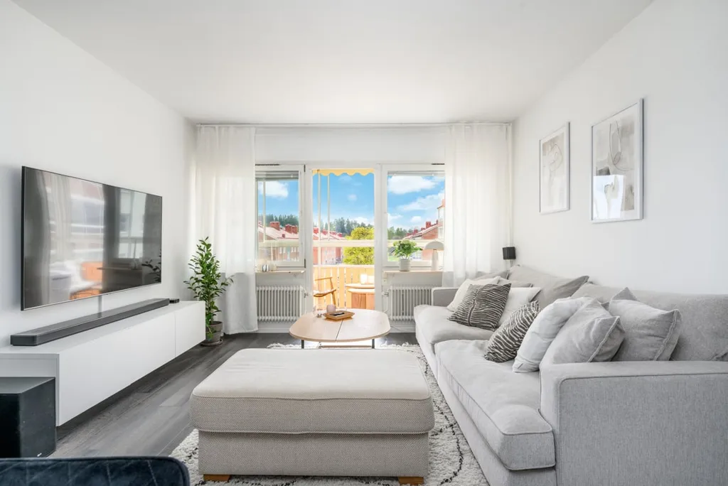 Séjour - Modernised Flat with Glass Balcony in Central Location