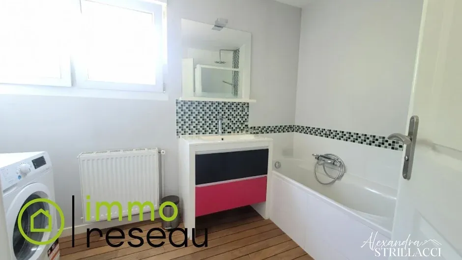 Salles de bain - Maison 2 Appartements à Forbach, Proche Frontière