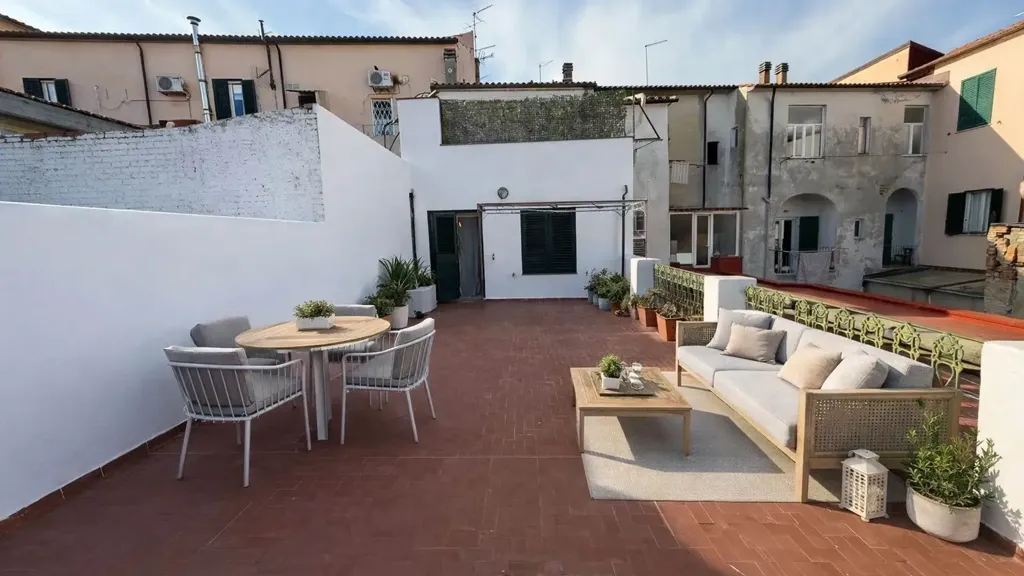 Terrass - Rustic-Style Flat with Terrace in Cecina