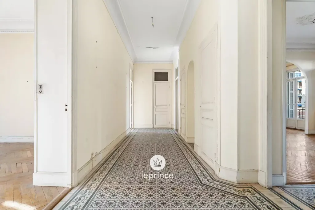 Esik - 3-Room Apartment in Belle Époque Building, Nice